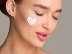 woman-with-a-heart-made-of-cream